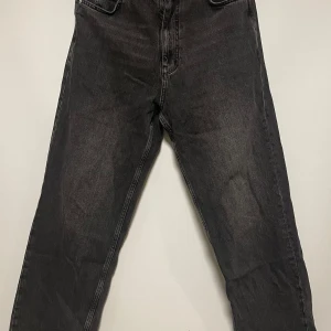 Pull & Bear - -Pull and bear baggy / loose jeans. -Använda en gång. -Storlek på plagget: 31 Mått(utmätt på en plan yta):   -midja: 40 cm  -tot. Längd: 104 cm  -innerben: 72 cm  -öppning nedtill: 20,5 cm Skriv vid funderingar ❤️