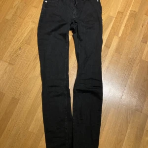 Stretchjeans  - Svarta stretchjeans från lager 157