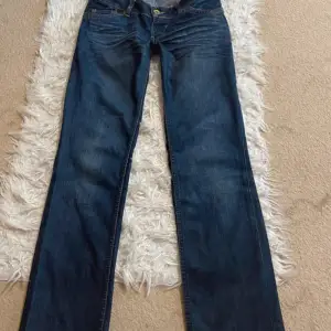 Snygga lågmidjade jeans med raka ben från Hilfiger Denim. Står ingen storlek i men skulle säga 27/28 w, passar mig som har xs/s. Midjemått 36 cm