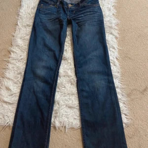 Lågmidjade jeans - Snygga lågmidjade jeans med raka ben från Hilfiger Denim. Står ingen storlek i men skulle säga 27/28 w, passar mig som har xs/s. Midjemått 36 cm