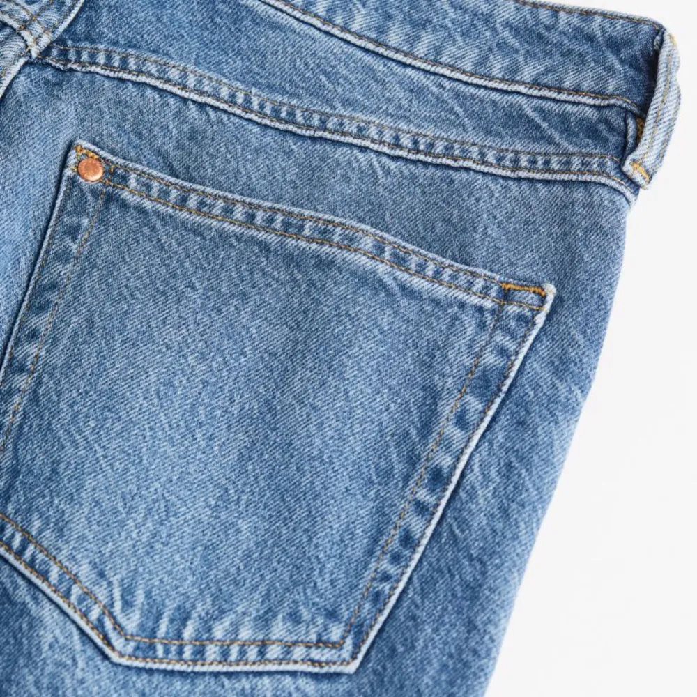 Ett par ankellånga 5-ficksjeans i lätt stretchig bomullsdenim med hög midja från H&M.  Denimblå.  Jeansen har smal passform och raka ben.  Strl 44 (De ser något mörkare ut på bilderna på mattan.) Nya, aldrig använda!. Jeans & Byxor.