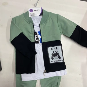 Barnkläder - Upptäck vårt fantastiska set av barnkläder! Detta stiliga set inkluderar en elegant grön och svart jacka med matchande byxor och en ren vit t-shirt. Skapat för både komfort och stil, är det perfekt för daglig användning och lek. Finns i flera storlek