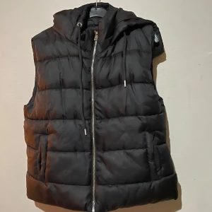 Väst  - Jag säljer en jätte fin väst ifrån Boohoo som är i storlek M. Västen är i använt skick och tyvärr har det blivit hål ifrån fickan till insidan av västen (se bild 5) men fungerar som den ska och hålet syns inte när du har på dig västen. Sitter snyggt!