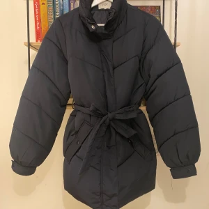 Pufferjacka  - En pufferjacka från JDY köpt på zalando. Finns tillhörande bälte som kan användas beroende på! Nästan aldrig använd utan bara ett par enstaka gånger förra vintern! Skriv gärna vid frågor!💕
