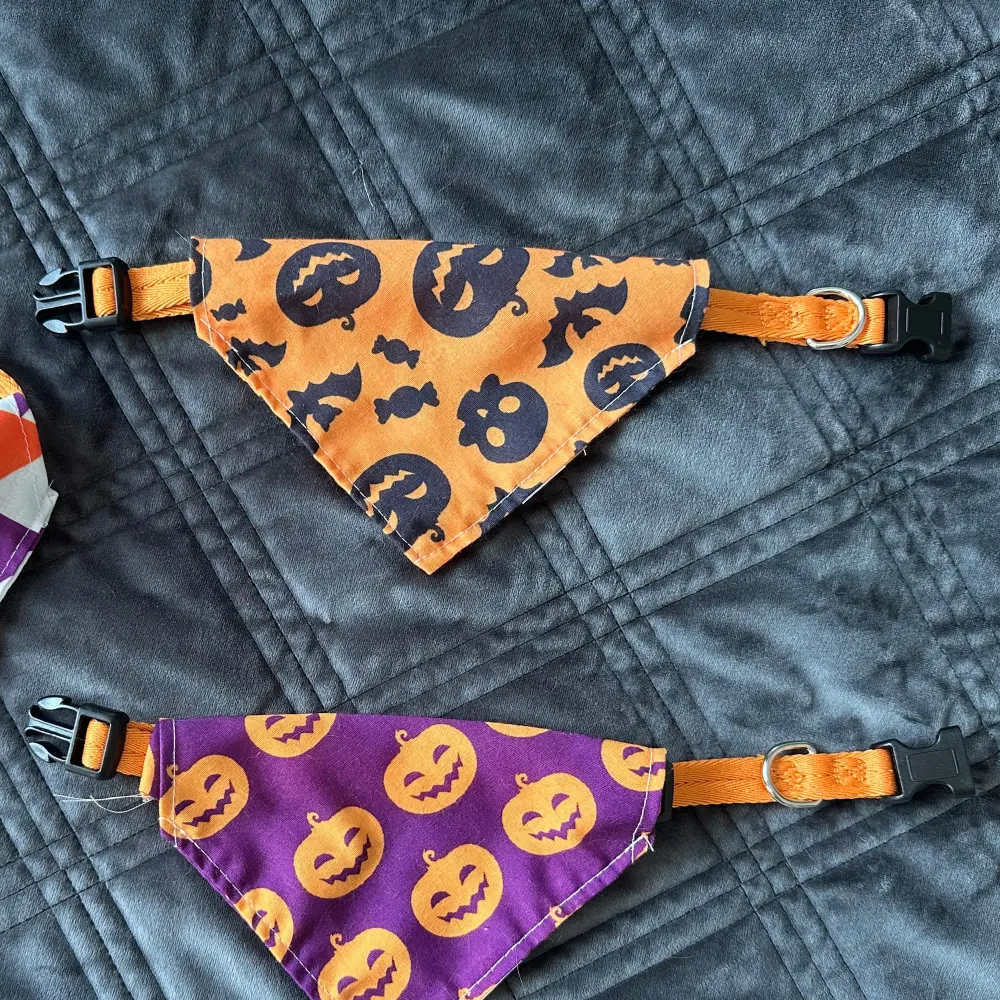 Orange pumpkin mönstrad scarf till en liten hund eller katt. Oanvänd, bara provad på katten i bilden. Spännen är justerbara och plagget är tillverkad i 100% bomull.Se min profil för andra alternativ dvs lila och vit scarf. . Accessoarer.