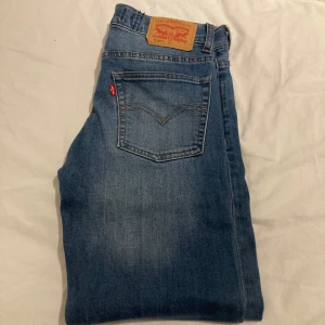 Levis jeans 510 - Säljer ett par LEVIS jeans som bara har legat. Dom är i bra skick men man ser att dom är använda. Det är storlek 12 år på dom och jag köpte dom för 500kr och mitt pris är 250kr. 👍  Är det något är det bara att dra ett mess. Kan frakta och mötas upp!🚚