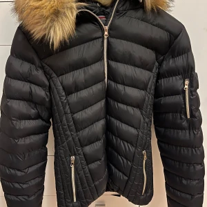 Vinterjacka  - Varm och fin vinterjacka från Polo Club i nyskick förutom en liten defekt som syns på bild 2, går att fixa. Storlek L men passar även M. Pälsen går att ta bort🥰