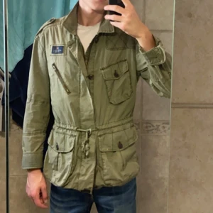 Morris Field Jacka  - Riktigt snygg grön Field jacka från Morris! Denna sitter som en smek för M och L. (Mer åt Medium) välanvänd, mycket gott skick. Hör av er om det är något! 🙌Nypris runt  3000.