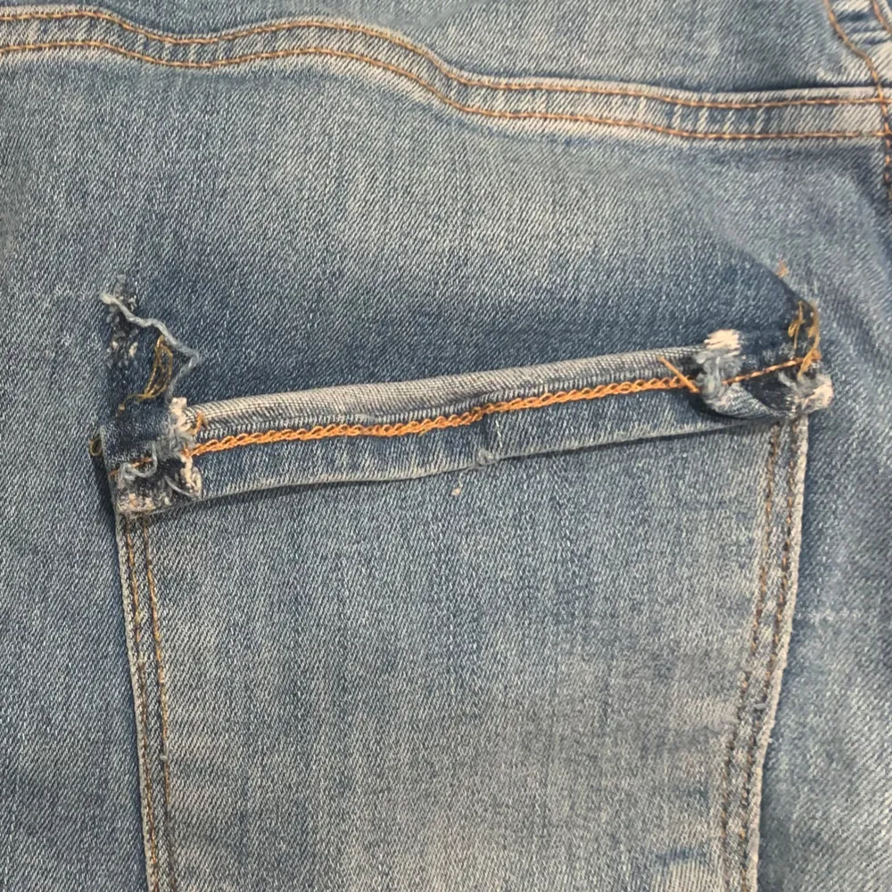 Välanvända jeans från Gina Tricot i storlek 38. Vänster bakficka sitter lite löst😅som syns på bilderna ovan. Utöver det skulle jag säga att de är i god skick. . Jeans & Byxor.