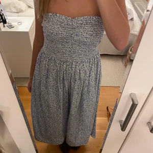 Blå klänning  - Blå klänning från H&M 