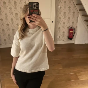 Stickad topp - En krämvit stickad tröja från gina som är helt ny🤍 Säljer pågrund av att jag köpte fel färg