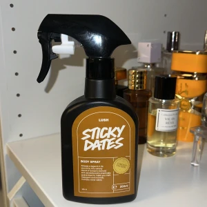 Sticky dates parfym - Användt kanske 10 sprut. Luktar dadlar och karamell. Håller flera timmar. Från Lush och är limted edition och slutsåld 