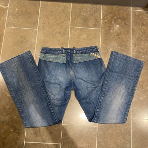Lågmidjade jeans - Skit snygga diesel jeans men super coola detaljer!! Lite smuts på framsidan därav det billiga priset!! Lågmidjade och bootcut 