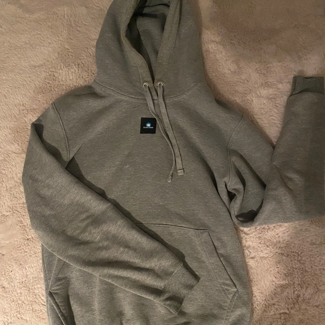 Grå hoodie