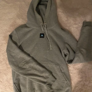 Grå hoodie - Säljer denna super snygga och sköna hoodie då den inte kommer till användning. Den är i super bra skick, normal i storleken, använd ett få tall gånger💗💗