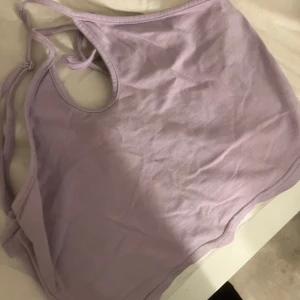 Linne - Ett lila linne som man korsar på framsidan