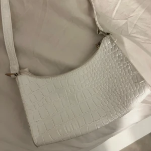 Axelremsväska  - Vit väska med orm mönster 