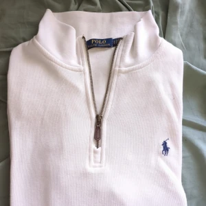Ralph Lauren halv zip - En riktigt stilig vit Ralph Lauren tröja som knappt har blivit använd och är i 9/10 skick, Inga defekter. Pris kan diskuteras vid snabb affär, kan även acceptera byten beroende på vad det är.