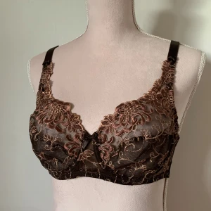 Jättefin BH  - Bh i storlek 80B med stretchig band som är 69cm. Ärmarna är tjocka band och är justerbara💕 Ny utan prislapp