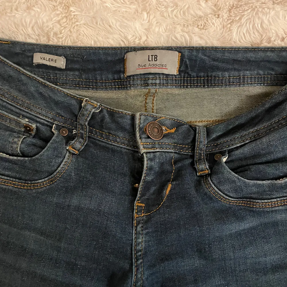 Säljer dessa sjukt snygga ltb jeans i nyskick för att jag har för många blå jeans. Storlek 26/30. Jeans & Byxor.