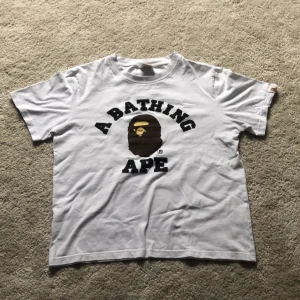 Bape t-shirt - Tja, säljer min Bape T-shirt för att den inte passar. Priset är inte hugget i sten. Skicket på tröjan är ganska bra och inga defekter. Köpt på en thrift som säljer märkeskläder och sånt. Skriv om ni har några frågor! Mvh FHLN_SHOP