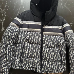 Jacka  - Jag har använt den väldigt lite som du kan se på bilderna att den är i mycket bra skick. jackan är med två sidor