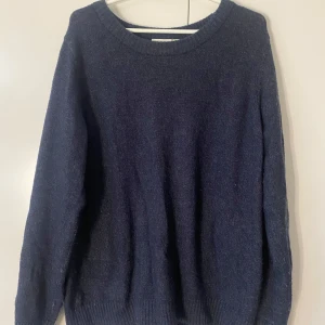 Marinblå stickad tröja  - Marinblå stickad tröja från vila. Köpt för ett tag sedan för 329kr. Storlek L men kan funka bra på S-M. Lite nopprig men inget man märker av.