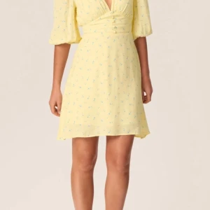 Så fin gul klänning från adoore  - Säljer klänningen i storlek 36. Klänningen är i nyskick och har prislappen kvar.   Skriv privat för fler bilder på klänningen 