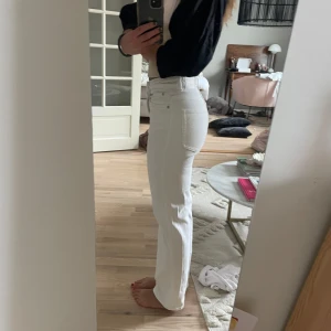 Jeans Weekday - Vit jeans mid rise raka från weekday i storlek W26 L30  Jag skulle säga att de är lite små i storleken. Använda ett antal gånger. Liten beige fläck vid gylfen men syns knappast i dagsljus. 