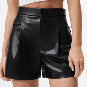 Lädershorts  - Säljer dessa lädershorts från Zara 🤍🤍 supersnygga med ett par svarta tights 
