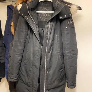 Moose knockles jacka  - Använd i 2 vintrar, nypris 12.000. Allting är som nytt förutom vid ärmarna små slitage men det syns inte i vanligt ljus (har blixt på bilderna) 