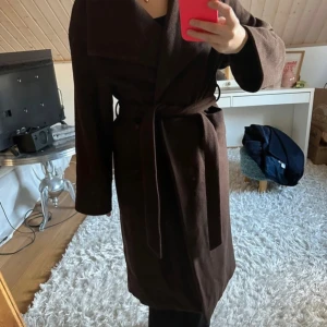 Nakd kappa  - Fin nakd kappa i mörkbrun. Storlek 38 men oversize. 25% ull🩷