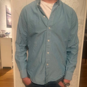 Esprit skjorta  - Säljer nu denna fina esprit skjorta till ett bra pris. Skjortan är o stort sätt nyskick och den kostar 699 nypris. Jag säljer den för endast 299. Pris kan diskuteras vid snabb affär och tveka inte att fråga om fler bilder!