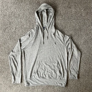 Ralph lauren hoodie - Riktigt fet Ralph lauren hoodie i väldigt bra skick förutom ett hål som syns på sista bild men går lätt att fixa. Kommer sälja mycket till vintern så gå in och kolla i min profil och följ! 