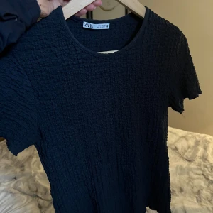 zara t-shirt - jättefin mörkblå t-shirt💞💞 bra skick!!