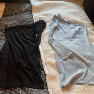 Två fina klänningar  - Aldrig använda. Storlek XS. 1 för 60kr båda för 100kr. 🩵har bara en arm och är off shoulder på den andra sidan. 