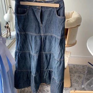 Jeans kjol - Lång jeans kjol. Lågmidjad. Ner till fötterna på mig som är 163