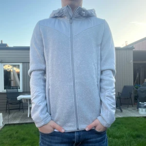 Cardigan  - Riktigt snygg cardigan med luva. Den är i fint skick, storlek M. Skriv vid minsta intresse, priset kan diskuteras vid smidig affär 😀