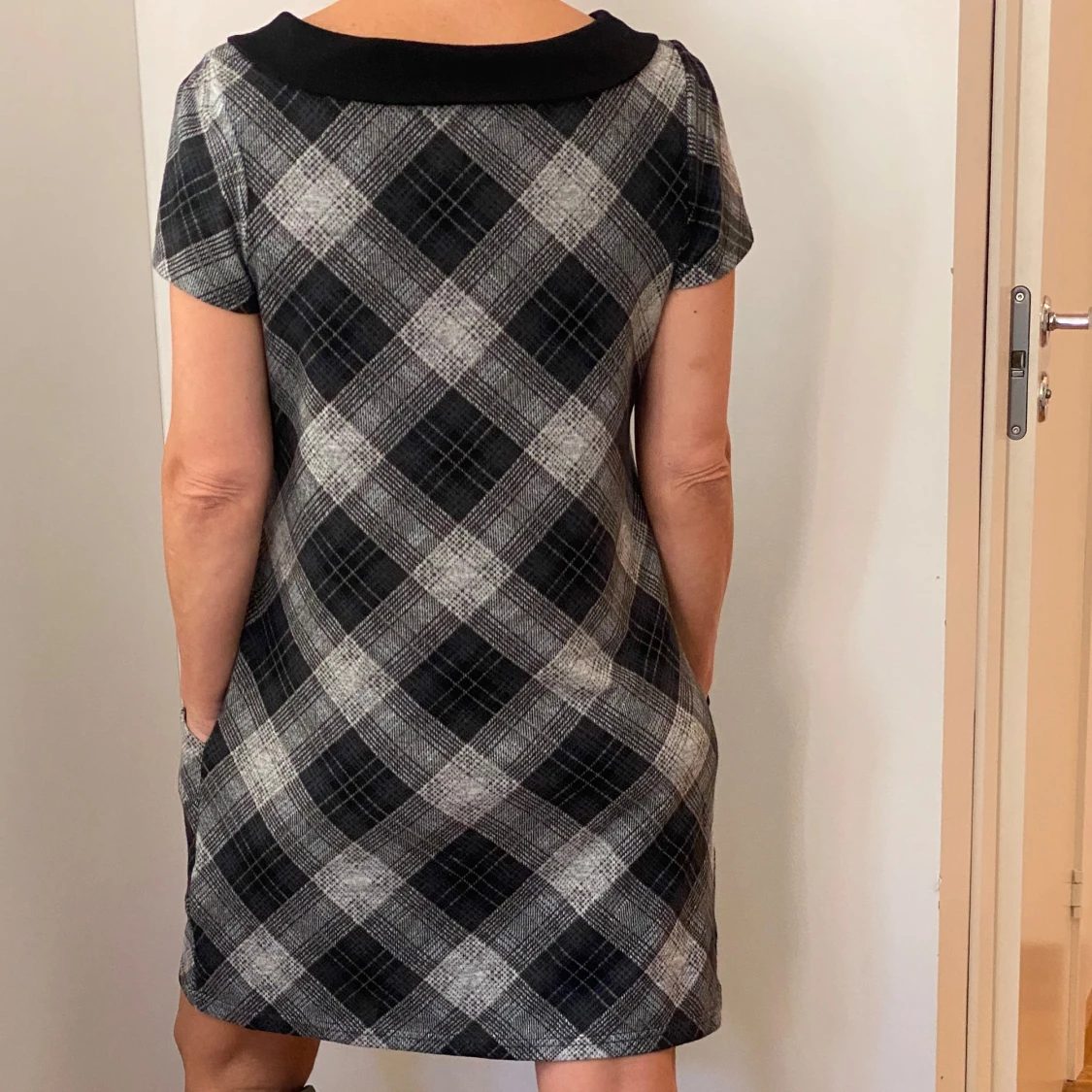 Svart och grå rutig klänning - 91