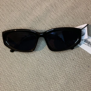Solglasögon - Svarta Solglasögon. Ordinariepris 129kr. Passar tyvärr inte mig därför måste jag sälja :(