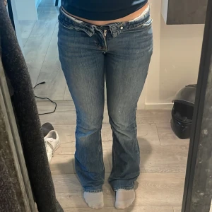 Lågmidjade jeans - Detta är ett par Snygga jeans från Gina men som jag har sytt ner som ni kan de på bild 1, om det inte önskas så är det bara att sprätta upp. Normalt är dom mid Waist. Sparsamt använda. Köpta för 600kr