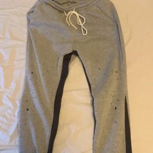 Flared mjukbyxor - De är i storlek 28, och är använda en gång och är i ett väldigt bra skick 