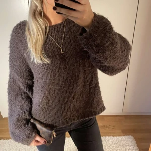 Brun stickad tröja  - Super fin stickad tröja i jätte bra kvalitet 💕💕helt slutsåld! Nypris 599