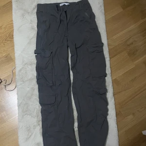 Cargo byxor - Svart/grå cargo byxor som jag aldrig använt har använt 
