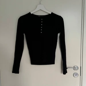 Topp med knappsr - Oanvänd