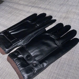 Svarta läderhandskar - Varma fina handskar. Vet ej vad det är för material. Väldigt sköna innuti, perfekt nu när kylan kryper sig fram!