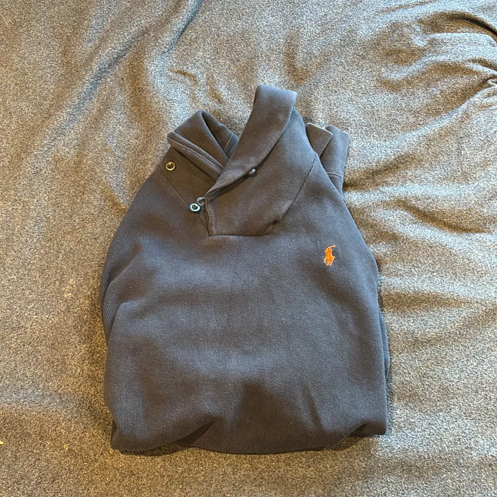 Hej nu säljer ja min näst intill oanvända Ralph lauren tröja. Hör av er vid funderingar. Mitt pris 399. Hoodies.