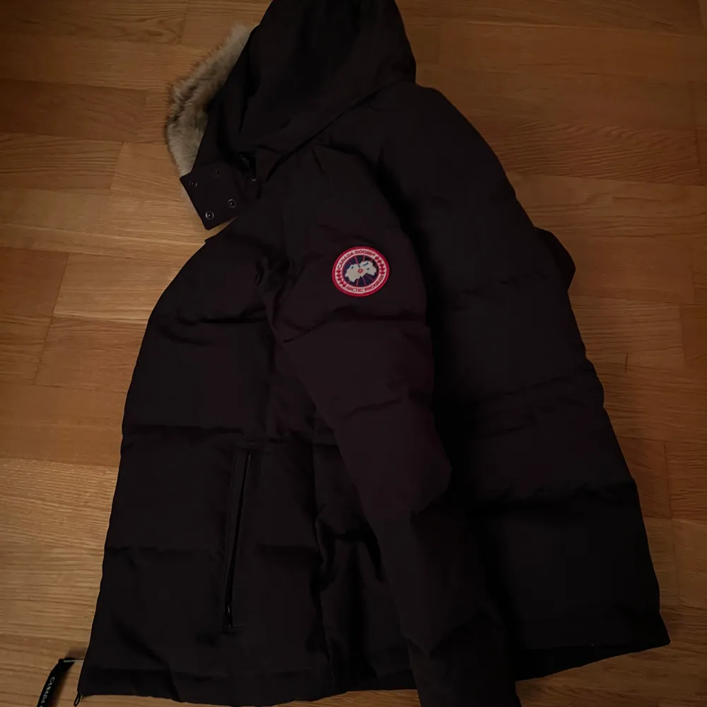 Säljer en äkta Canada Goose jacka MED kvitto och om med bilder så ni kan se den är äkta!   Om det behövs fler bilder eller om ni vill fråga något skriv till mig  Jag bor i Eslöv men kan också mötas i Lund . Jackor.