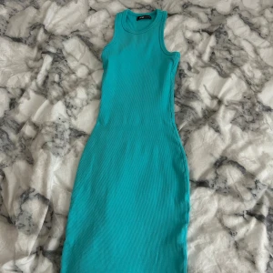 Söt turkos klänning från new yorker  - Köpt för 1 år sedan. Har ej kommit till användning, super söt. I storlek xs. Men skulle gissa på att den passar någon med xxs också. 💞i färg turkos 