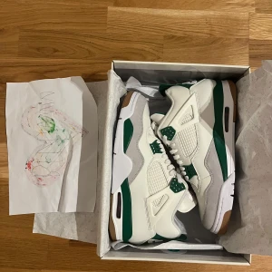 Jordan 4 Sb Pine Green storlek 45 - WTS Jordan 4 Sb Pine Green DS 45 Us 11 Bin: 5499kr  Kan mötas Stockholm eller fraktas. Kvitto finns. 